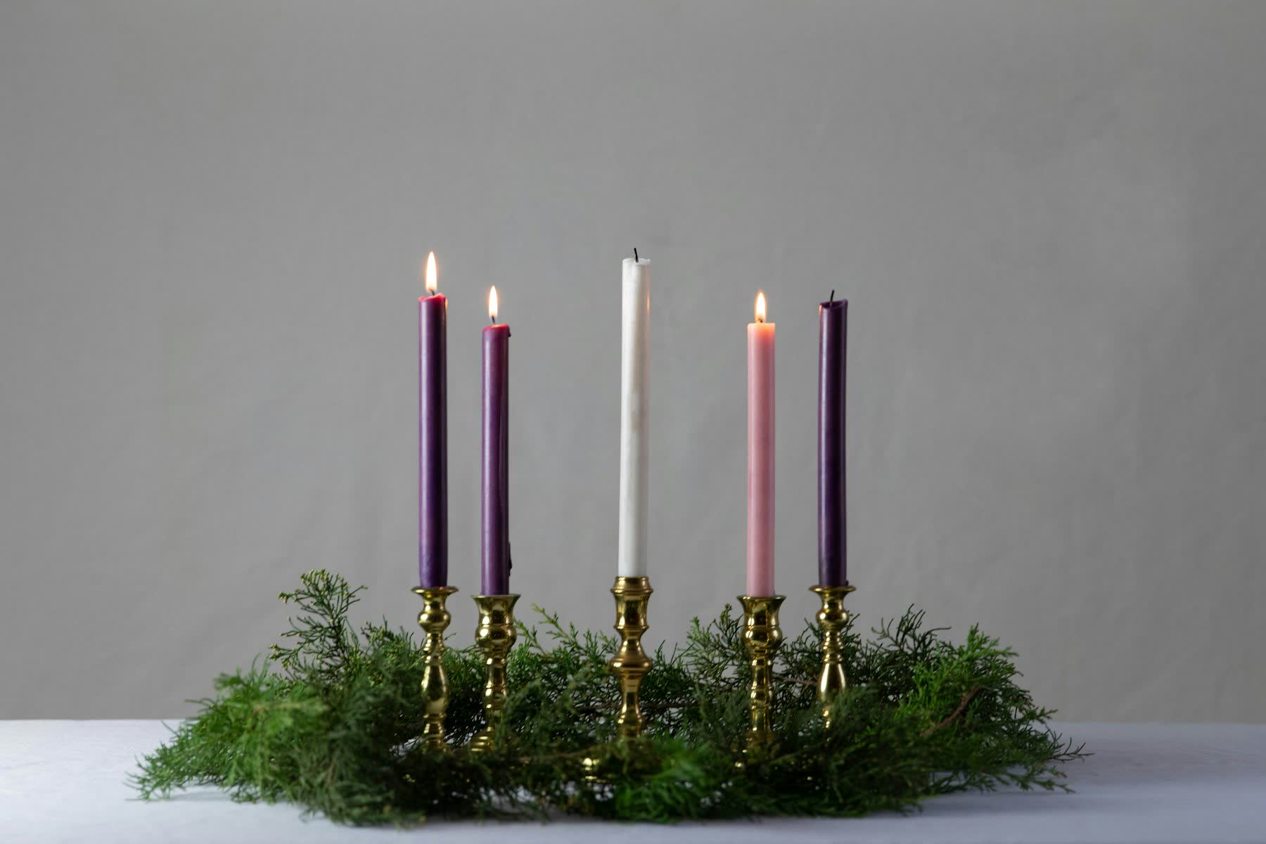 Klasični adventski vijenac sa svijećama na zelenilu