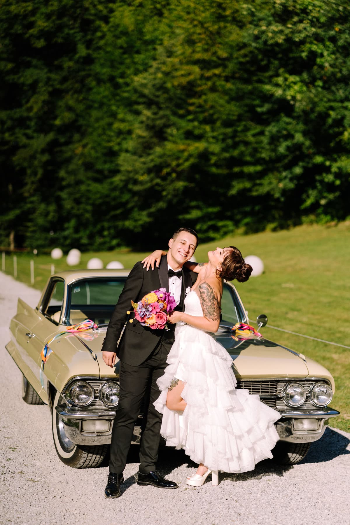 Mladenci uz ukrašeni oldtimer